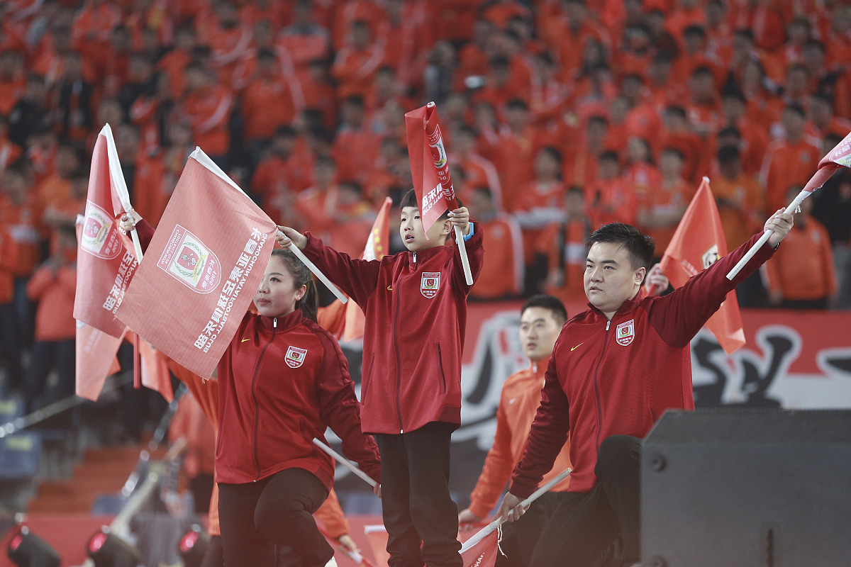 kaiyun-著名球员在比赛中展现出众技艺，助球队获胜()  第2张